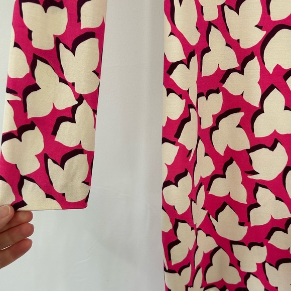 Diane Von Furstenburg Women’s Size 2 Pink and White Dress V Neck Silk - Picture 4 of 15